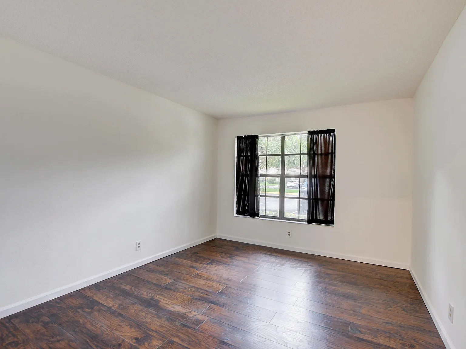 499 Hardwood Pl — Photo 3