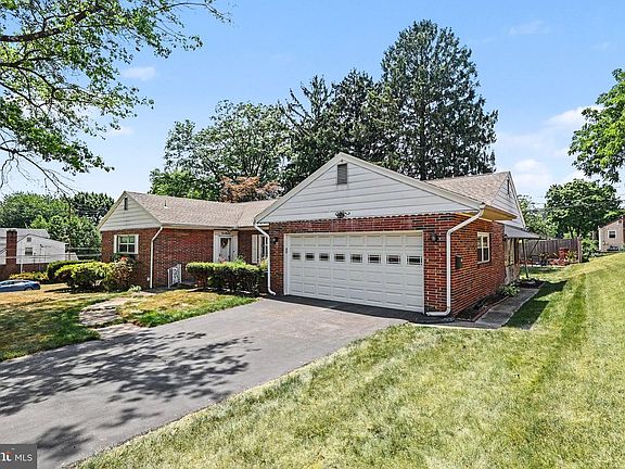3rd image of 400 Rosewood Ln