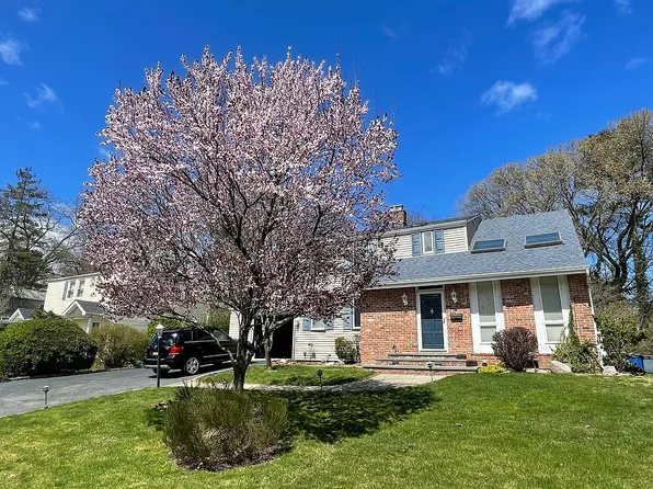 33 Peachtree Ln, Roslyn Heights, NY 11577