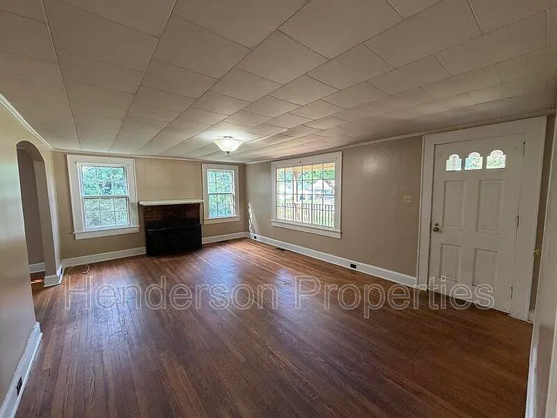 3 bed, 1.0 bath, 1312 sqft, $1,500 — Photo 1
