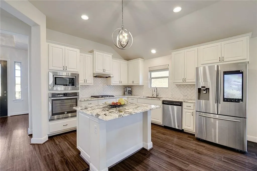 3 bed, 2.0 bath, 1963 sqft, $3,000 — Photo 2
