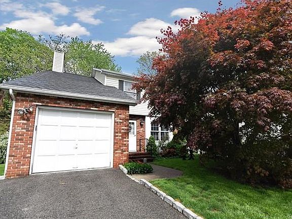 Pull right into your garage and enter kitchen with all those groceries!  Ahhh, easy living awaits.