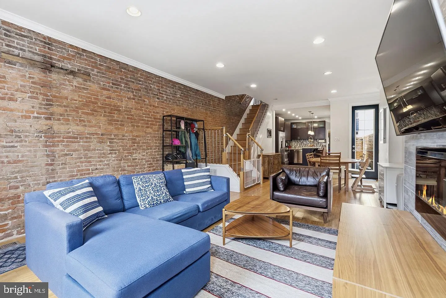 3 bed, 2.5 bath, 2200 sqft, $5,000 — Photo 3