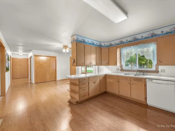 310 E Market St, Somonauk, IL 60552