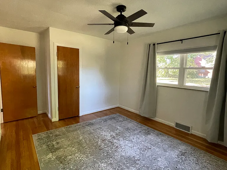 5622 Vogel Rd — Photo 33