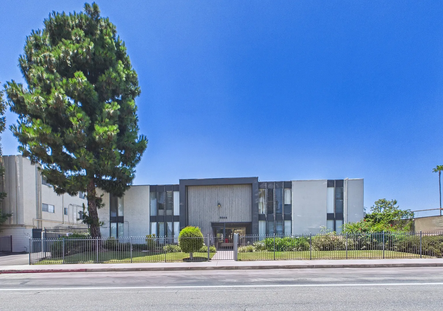 Sepulveda Manhattan Apartments — Photo 2