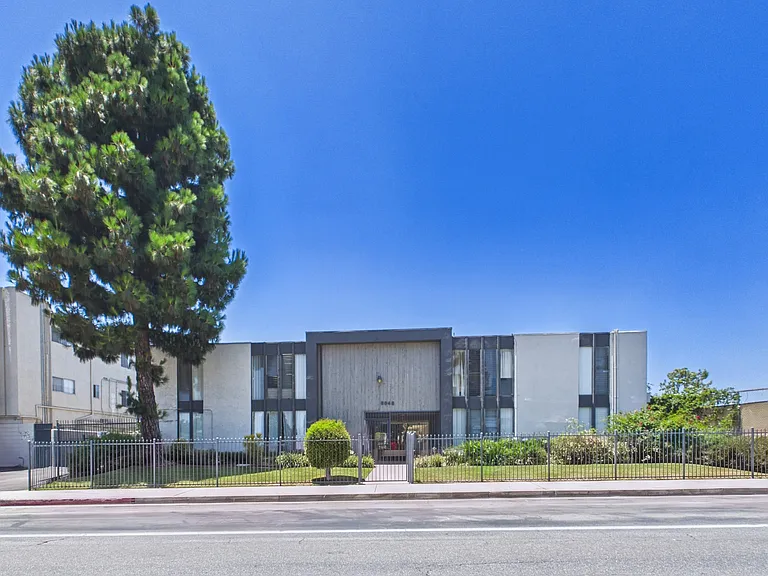 Sepulveda Manhattan Apartments — Photo 2