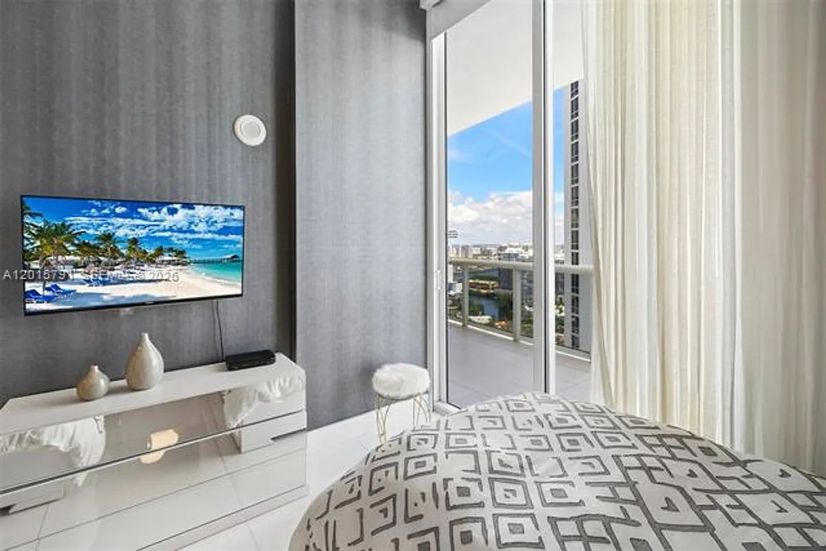 Building Photo - 15901 Collins Ave #3302