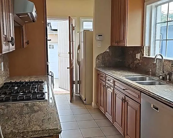 2452 Colby Ave — Photo 12