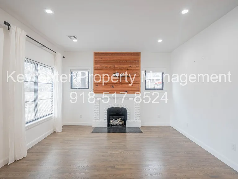 2323 E 13th St — Photo 12