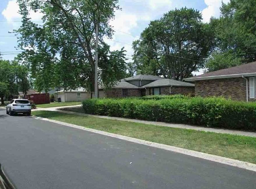 Exterior Neighborhood (street photo)