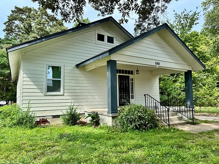 2562 School Ave — Photo 1
