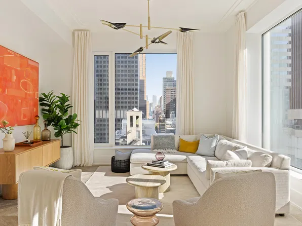 660 Lexington Avenue image 1 of 24