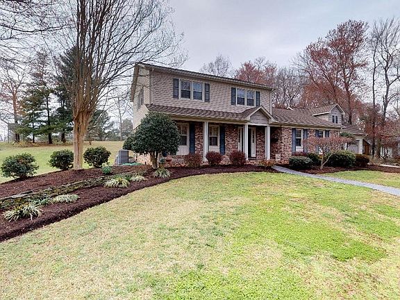 3rd image of 326 Laurel Woods Dr