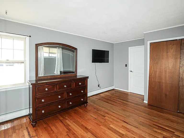 987 Kings Pkwy — Photo 24