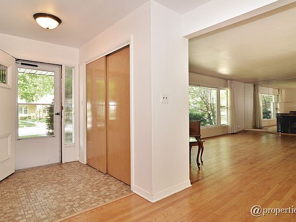 Foyer/Living Room
