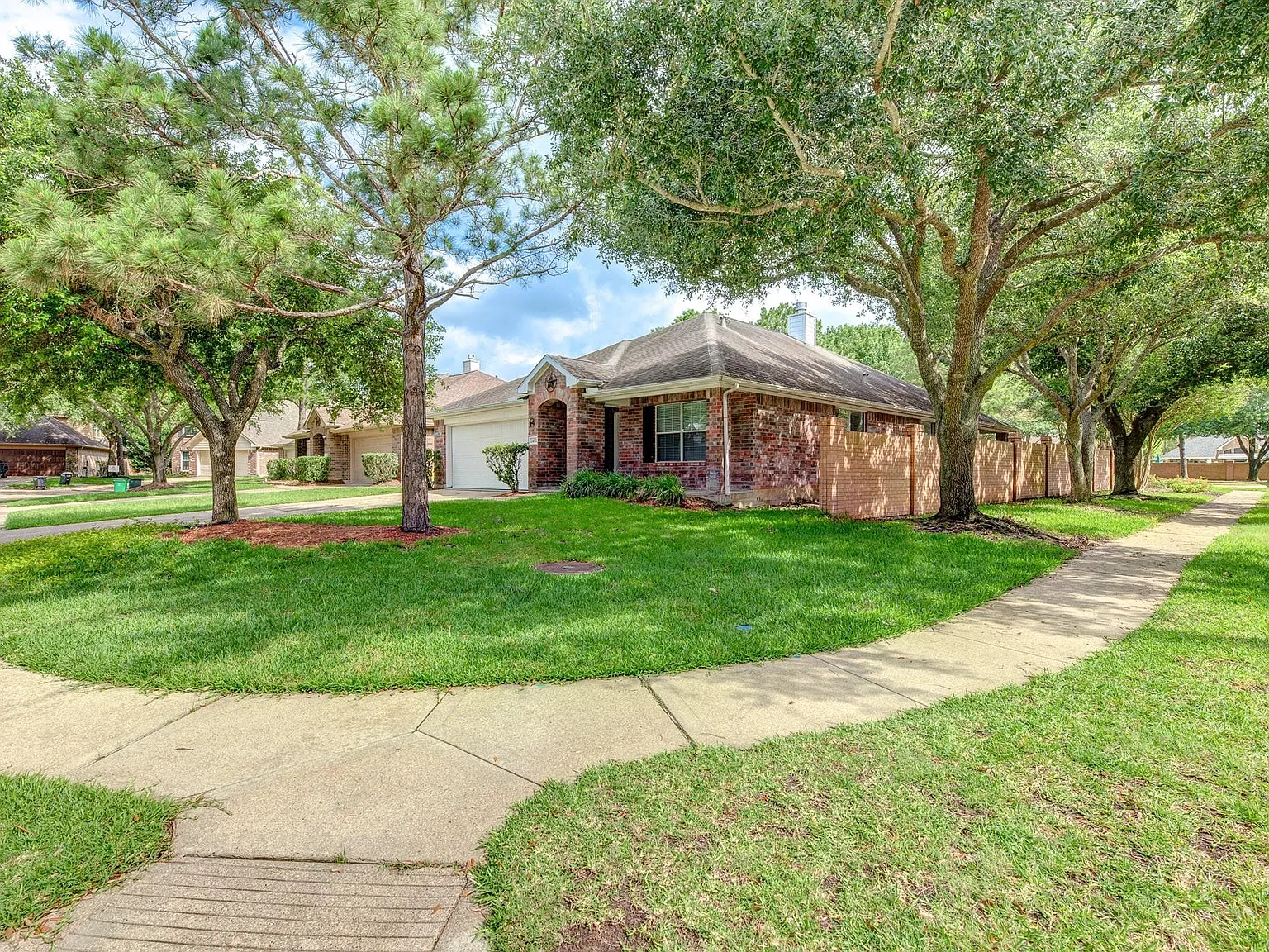 4 bed, 2.0 bath, 1962 sqft, $2,375 — Photo 2