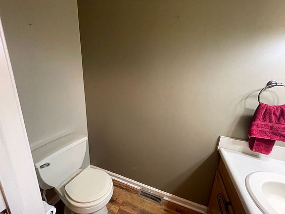 5th image of 13 Buckingham Dr