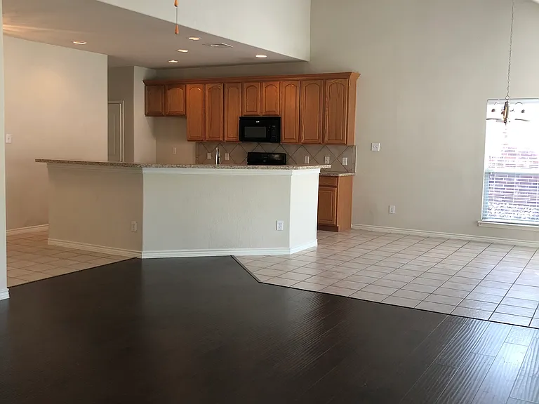 8304 Hitching Trl — Photo 13