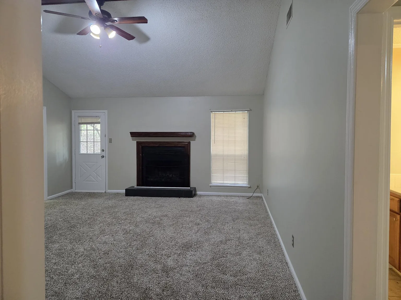 3 bed, 1656 sqft, $2,000 — Photo 3