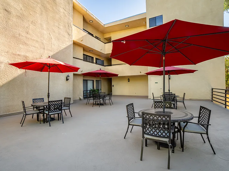 Elizabeth Arms Apartments — Photo 7