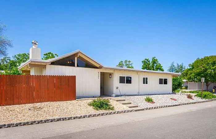 4701 River College Dr — Photo 15