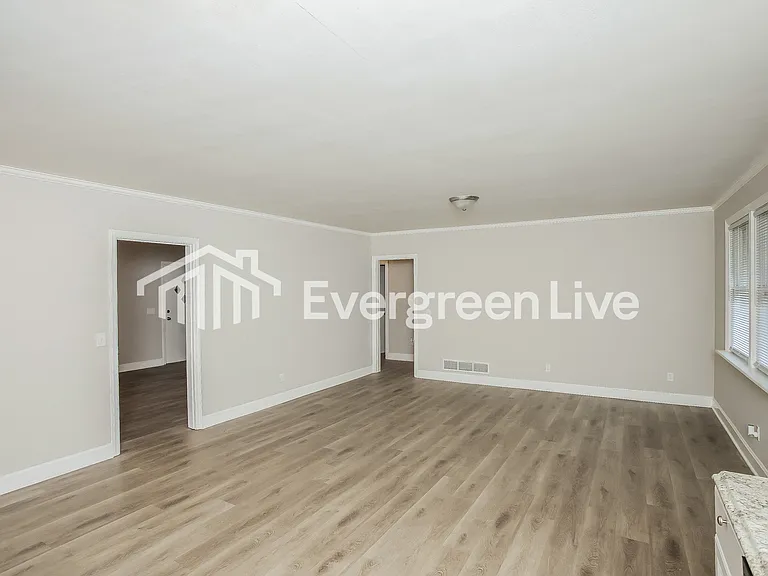 752 Shull St — Photo 8