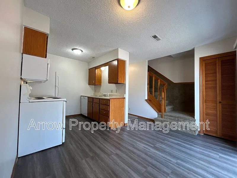 2 bed, 1.0 bath, $895 — Photo 4