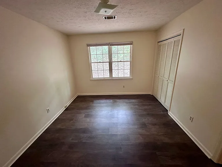 505 Chateau Dr SE — Photo 3