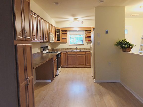 5th image of 121 Oak Hill Dr