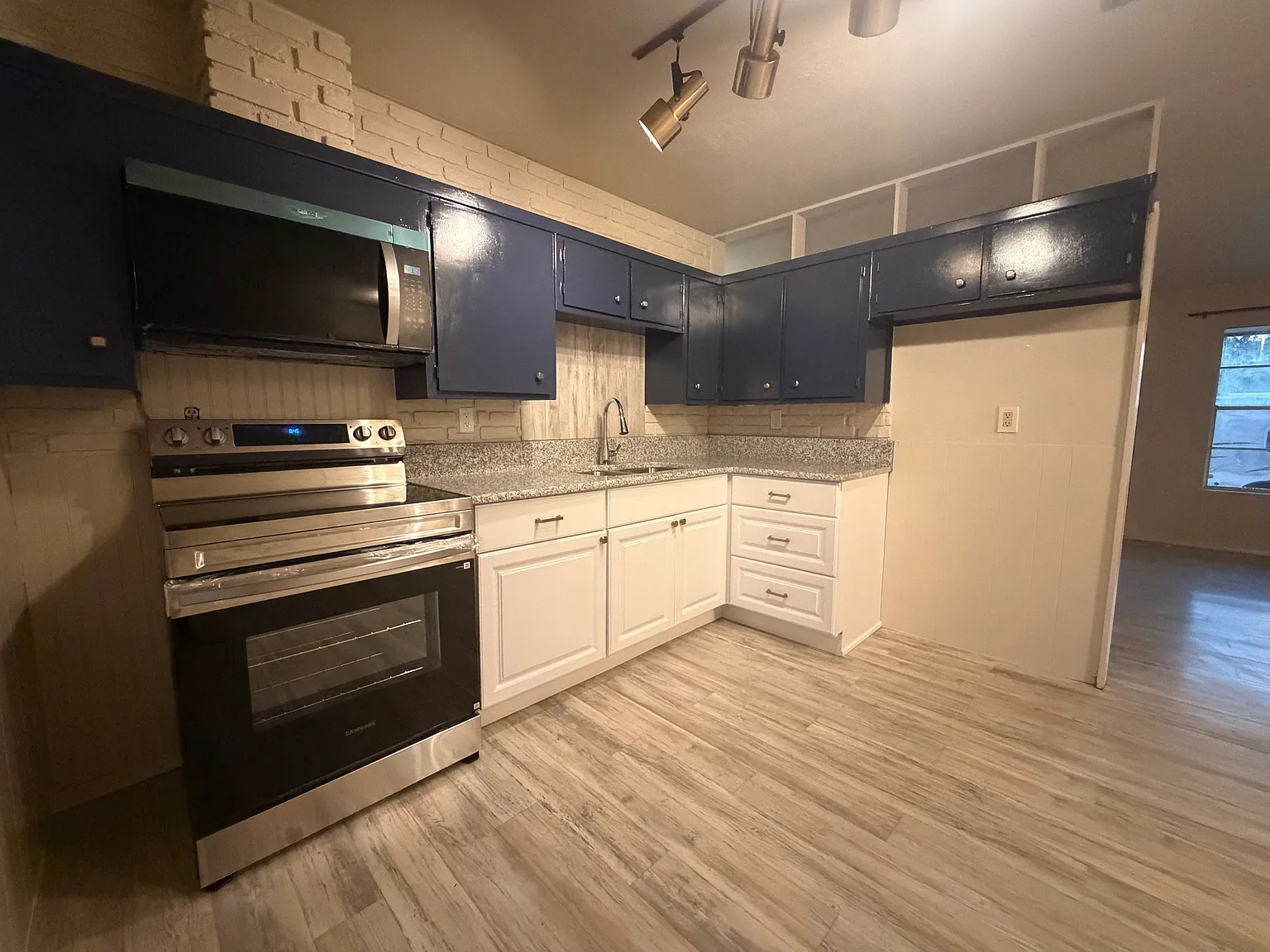 3 bed, 962 sqft, $1,475 — Photo 2