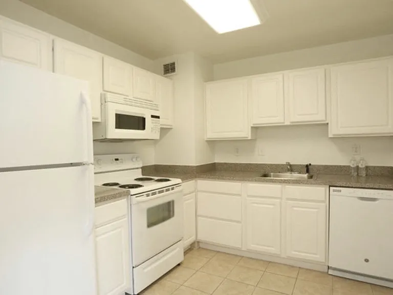 Harbor Tower Apartments — Photo 37