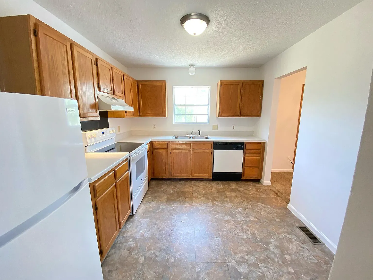 5 bed, 2450 sqft, $1,950 — Photo 4