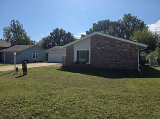 925 W 27th Ter, Lawrence, KS 66046