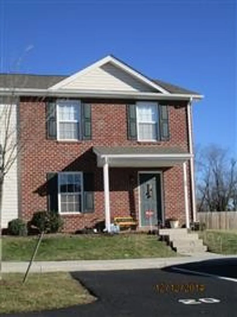 3 Bedroom, 3.5 Bath 2-Level Townhouse — Photo 1