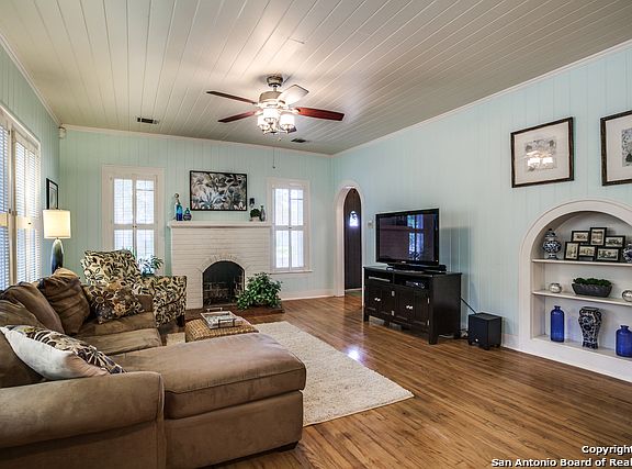 2nd image of 212 W Norwood Ct