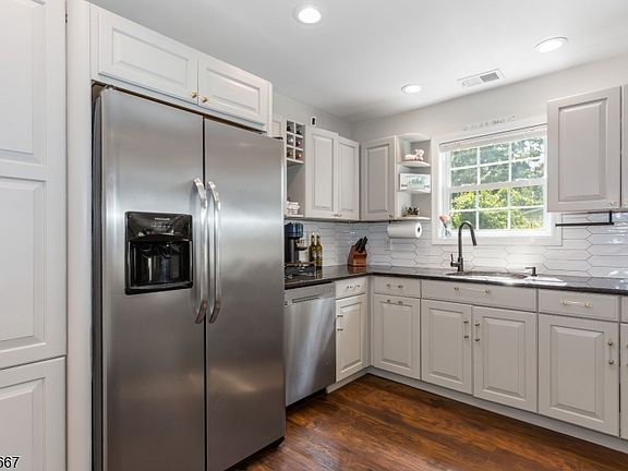 4th image of 21 Louis Ave