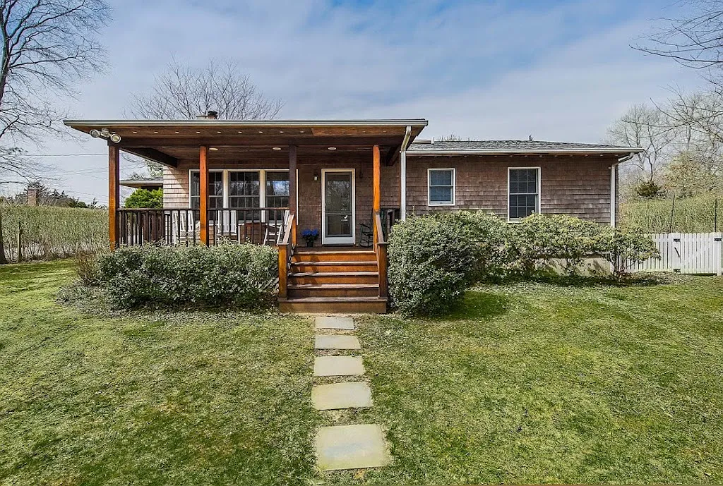 Lovely 4 Bedroom Home Close to Three Mile Harbor and Restaurants — Photo 1