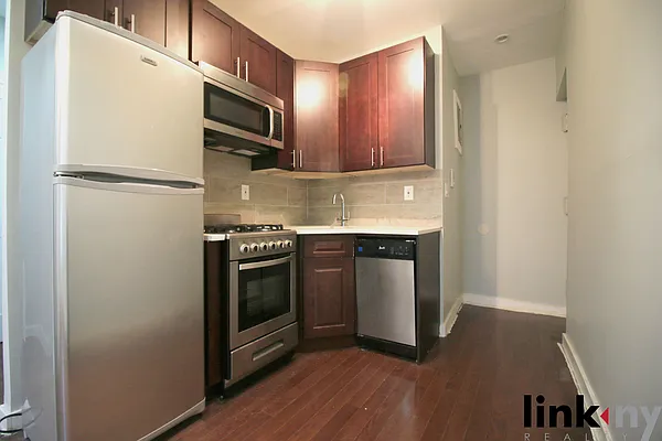 Rented by Link NY Realty | media 32