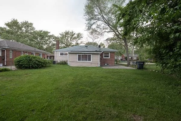 21740 Parklawn St — Photo 18