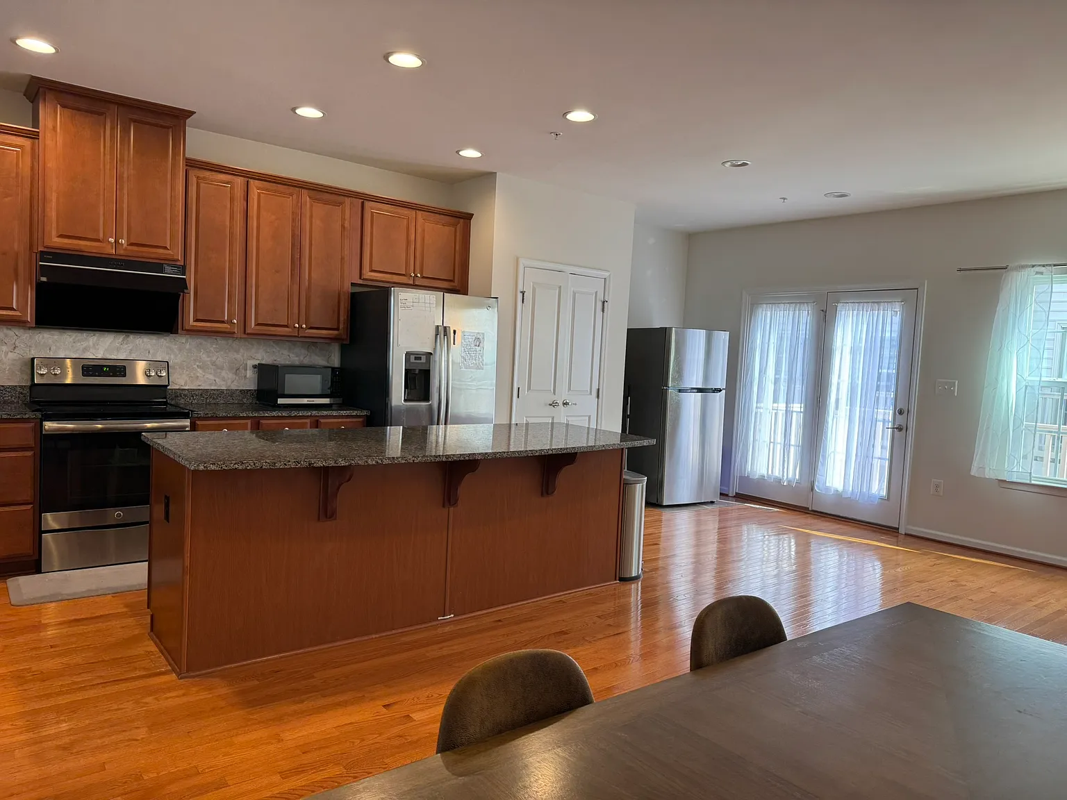 5 bed, 2520 sqft, $1,100 — Photo 3