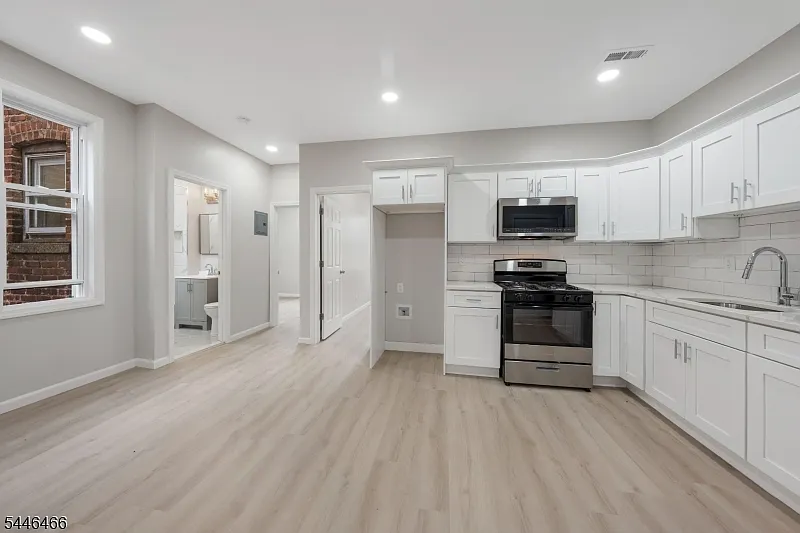 3 bed, 1.0 bath, $2,500 — Photo 4