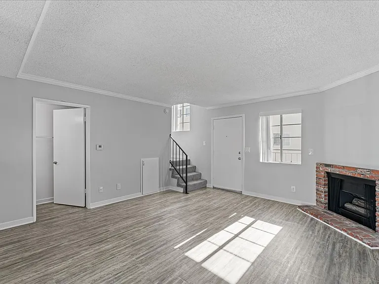 18547 Saticoy St #10 — Photo 2
