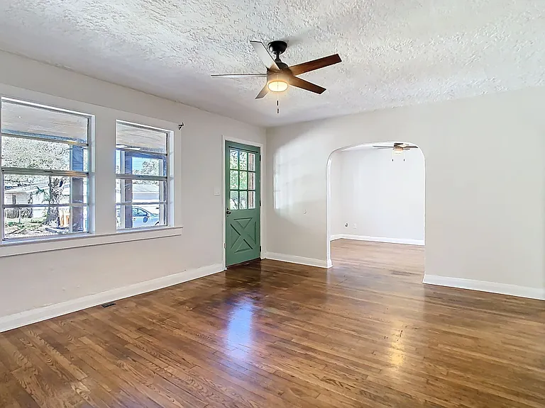 401 E Lambright St — Photo 5