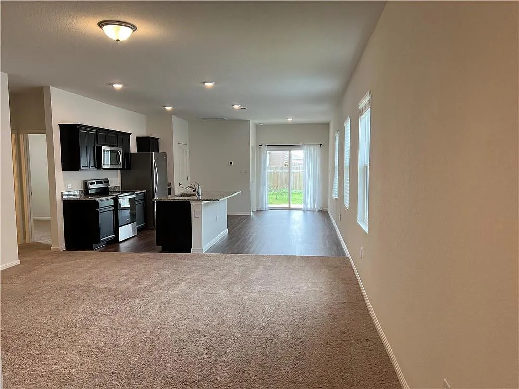 3 bed, 2.0 bath, 1410 sqft, $1,675 — Photo 3