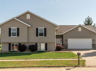 2185 Prairie Hill Dr, Marion, IA 52302