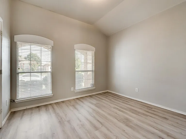 4029 Martinsburg Dr — Photo 10