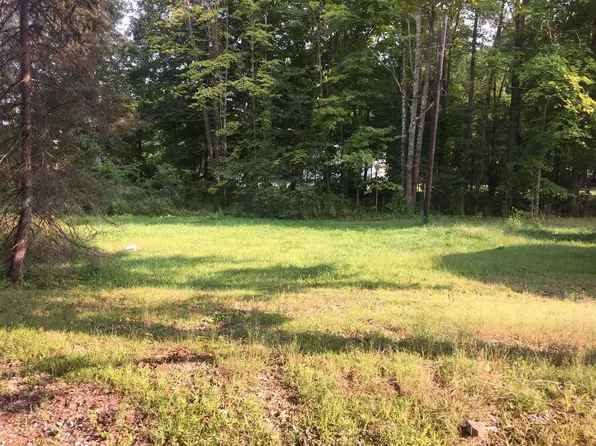 109 S Quaker Ln, Hyde Park, NY 12538