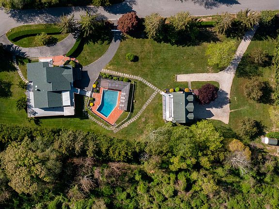 5th image of 2 Southwick Ln