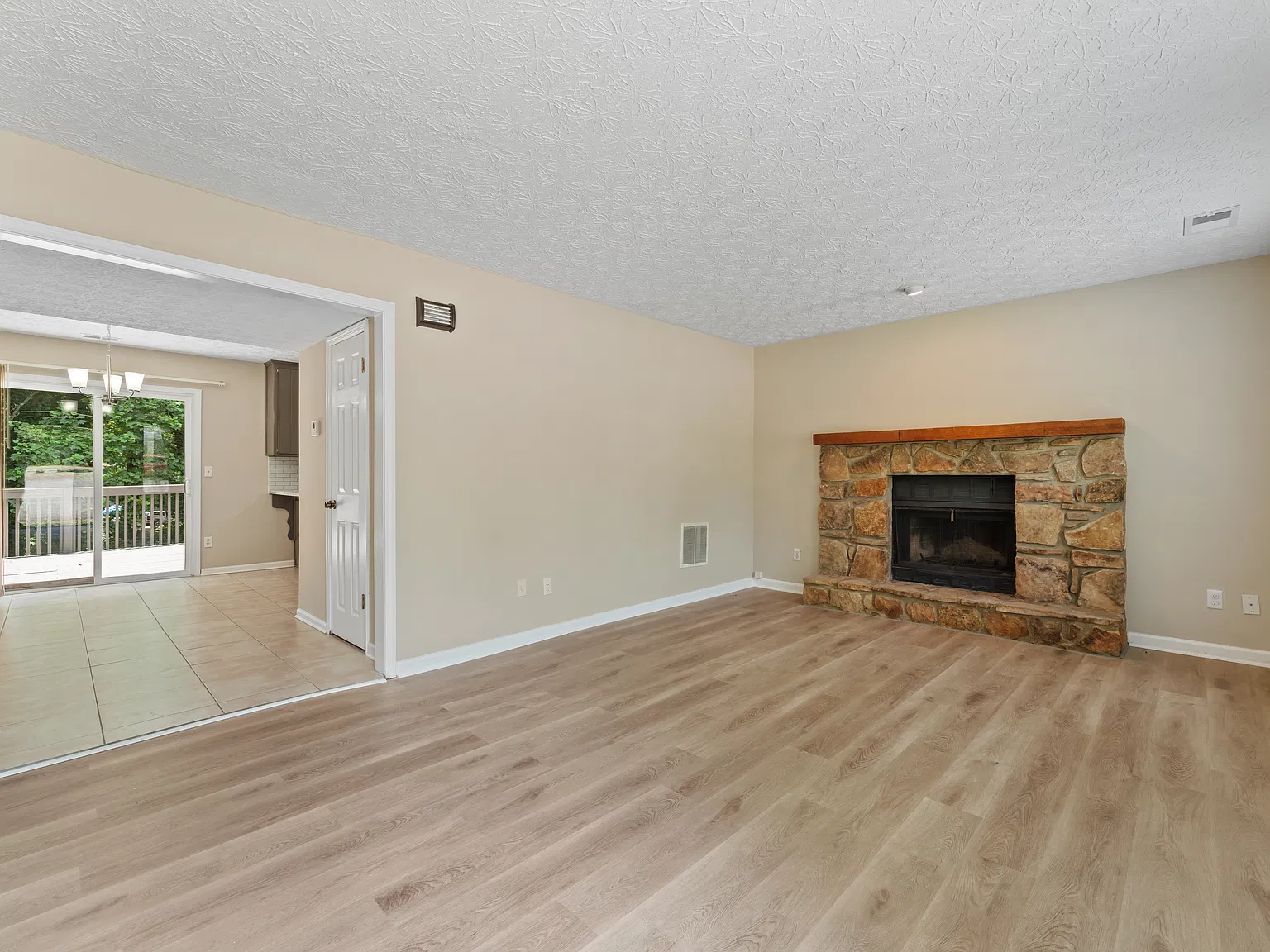 3 bed, 2.5 bath, 1350 sqft, $2,150 — Photo 3